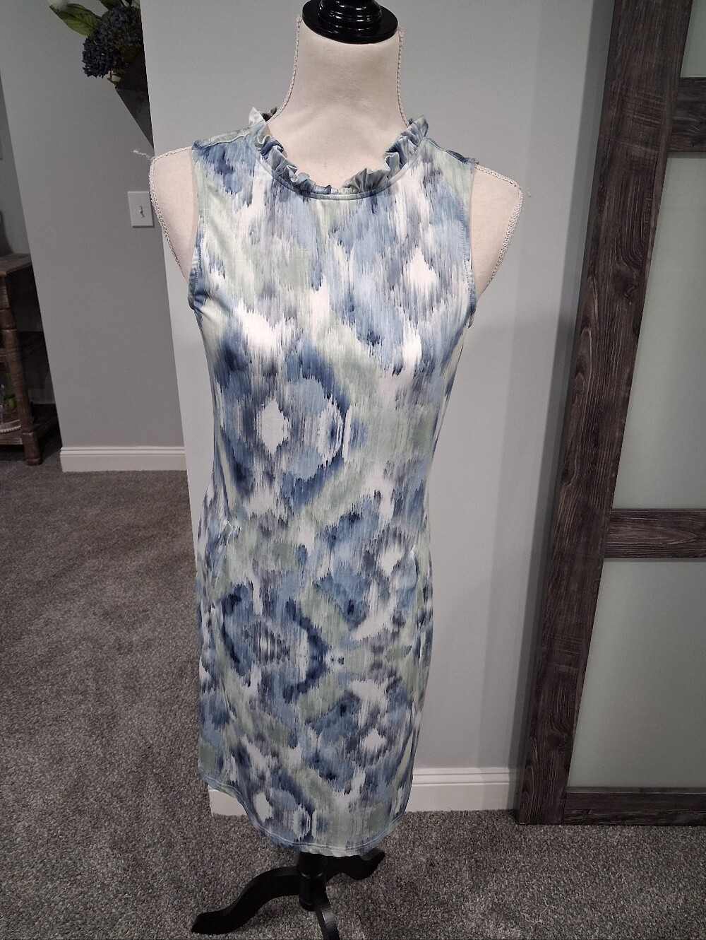 Tango mango Sleeveless sheath knit dress w ruffled collar & tie back Size S NWOT